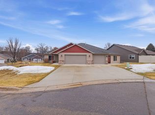 932 Oak Pond Ct, Sartell, MN 56377