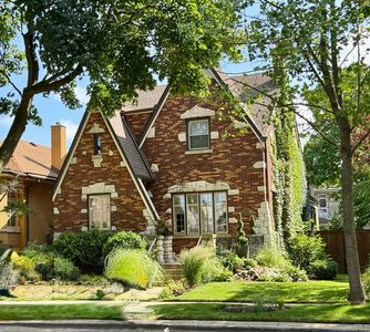 2821 W Greenleaf Ave, Chicago, IL, 60645