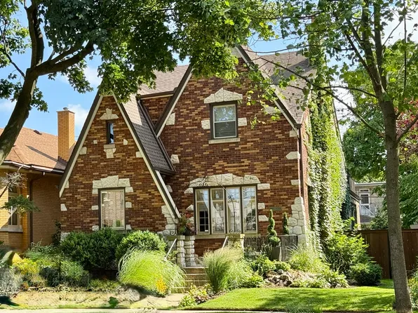 2821 W Greenleaf Ave, Chicago, IL 60645