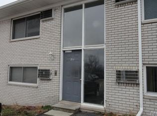 211 Summit Ridge Dr #B, White Lake, MI 48386