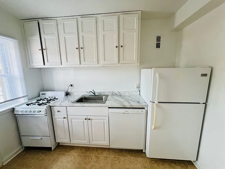 2702 Kensington Avenue — Photo 9
