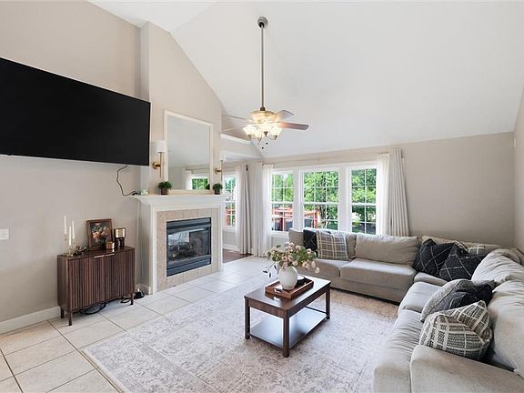5th image of 806 SW 34th Ter