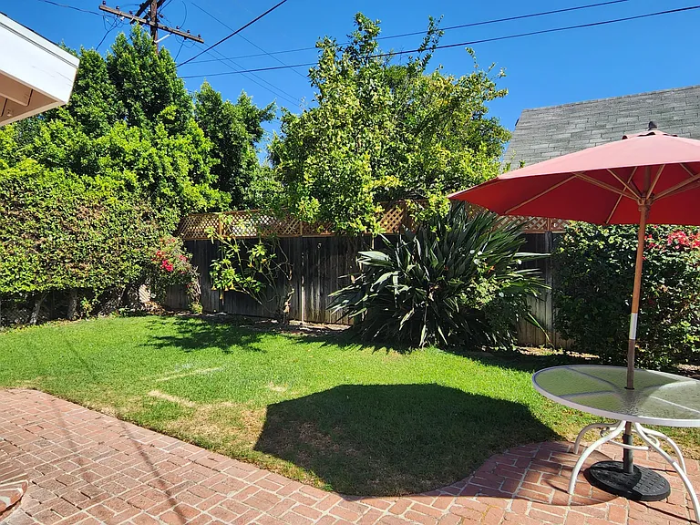 15219 Wyandotte St — Photo 4
