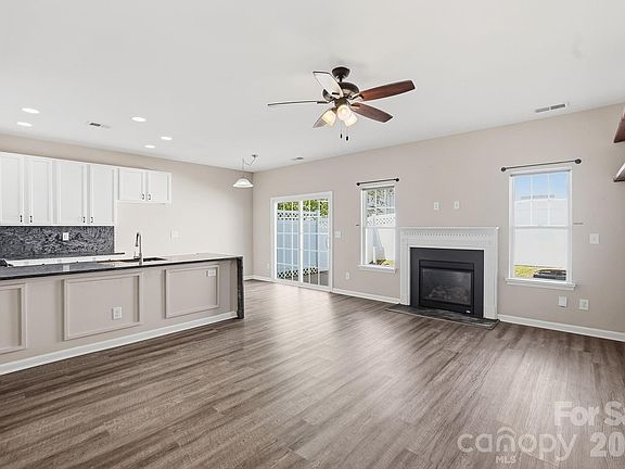 4th image of 2095 Shady Pond Dr