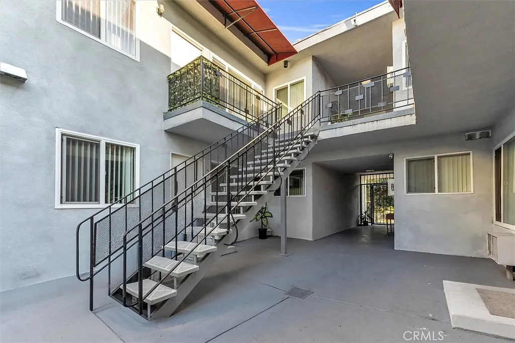 1 bed, 930 sqft, $1,975 — Photo 2