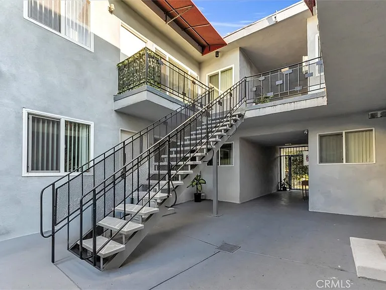 6643 De Longpre Ave #10 — Photo 2