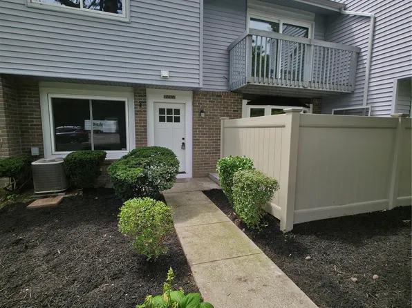 227 springmeadow Drive #E, Holbrook, NY 11741