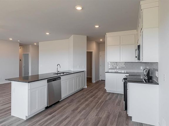 5th image of 1725 Elm Cir