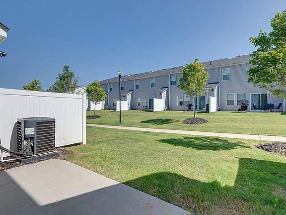 4th image of 402 Windsinger Ln