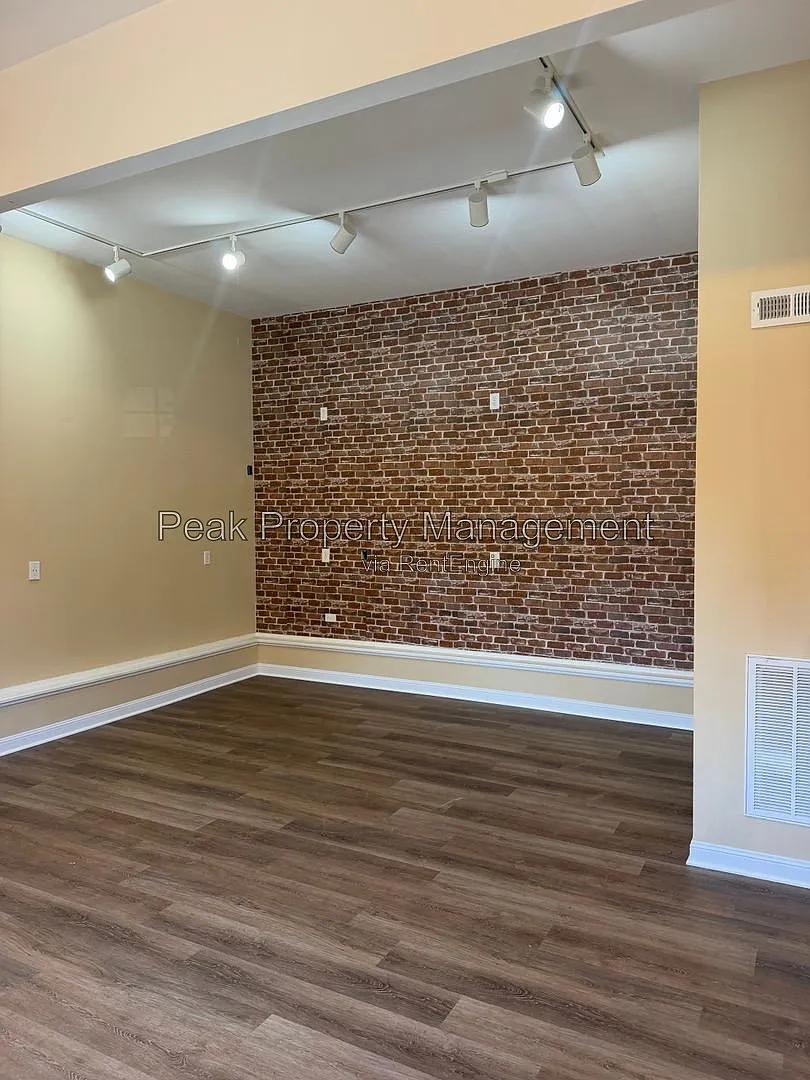 4 bed, 2.0 bath, 2244 sqft, $2,800 — Photo 3