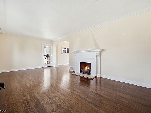 4th image of 16401 Claire Ave