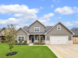 111 Creekside Ln, Lake Jackson, TX 77566