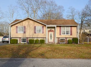 19 Hounslow Rd, Shirley, NY 11967