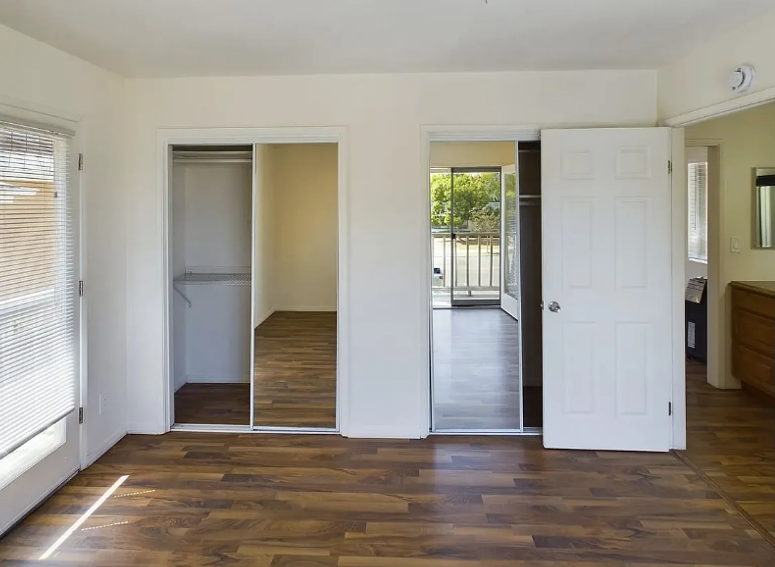 1 and 2 bedrooms in the heart of university heights! — Photo 4