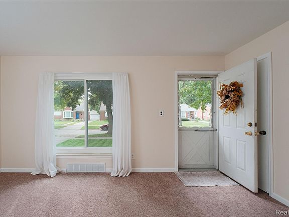 4th image of 15544 Gaylord