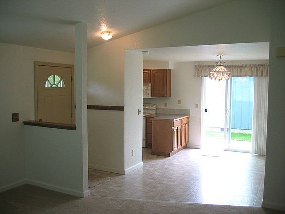 4th image of 618 Geneva Ln SE