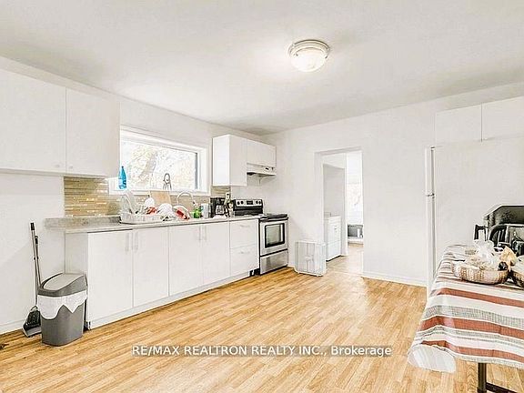 3rd image of 16958 Bayview Ave