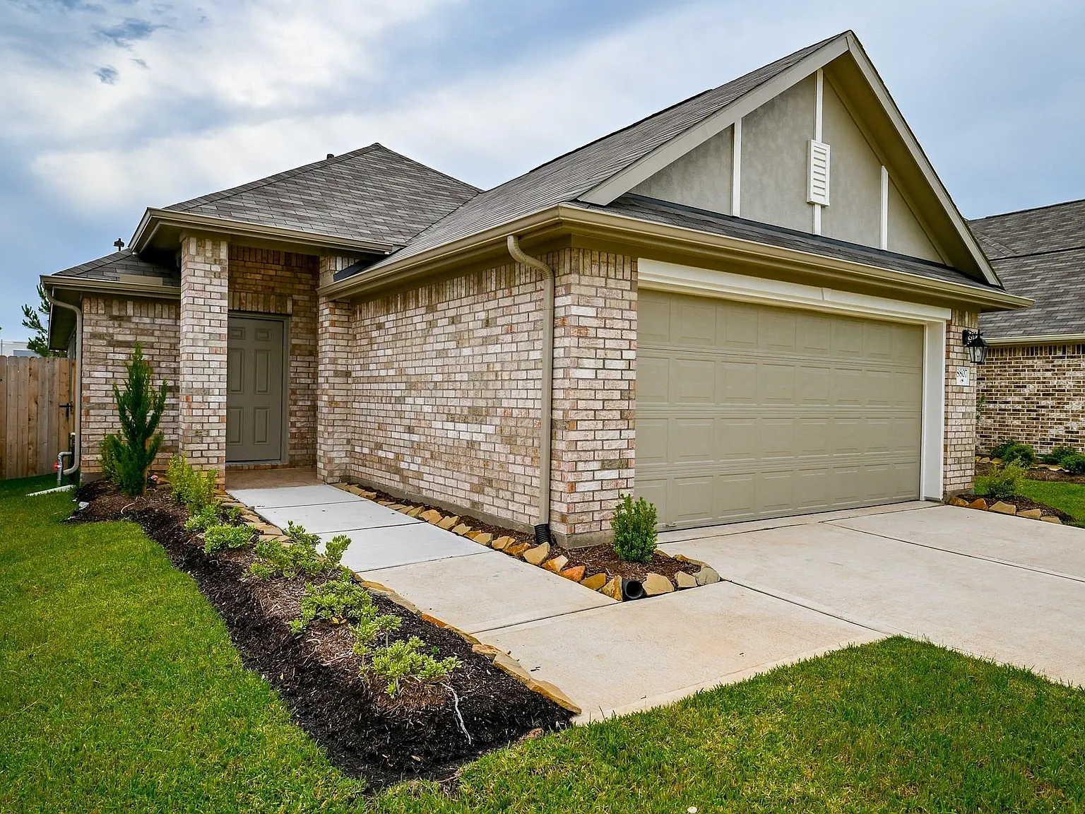 3 bed, 2.0 bath, 1540 sqft, $2,200 — Photo 2