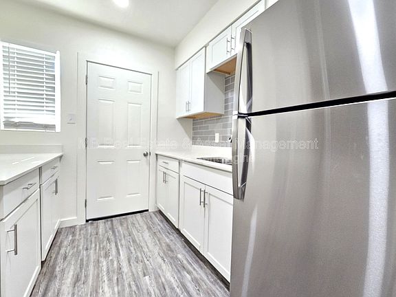 2nd image of 1527 E Oak St APT 1