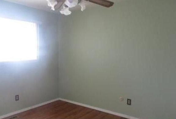 3rd image of 944 Fairlane St