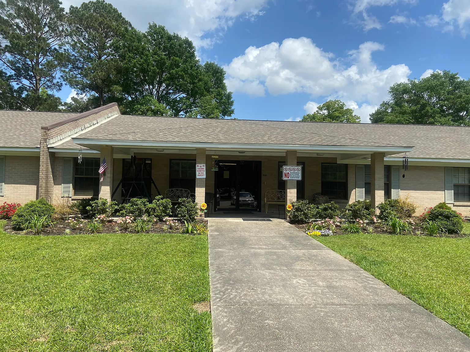 Southern Manor Apartments — Photo 1