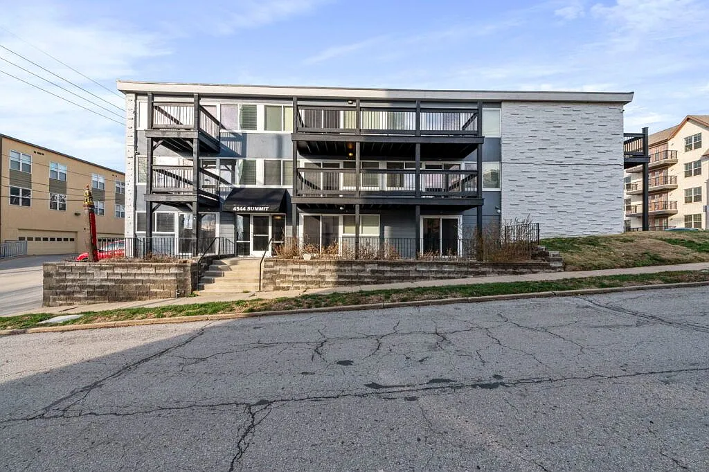 SUMMIT 46 — Photo 2
