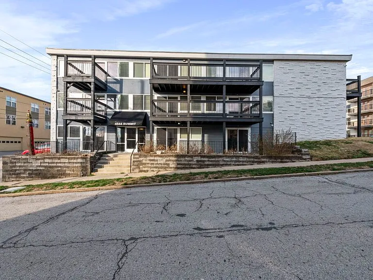 4544 Summit St — Photo 2