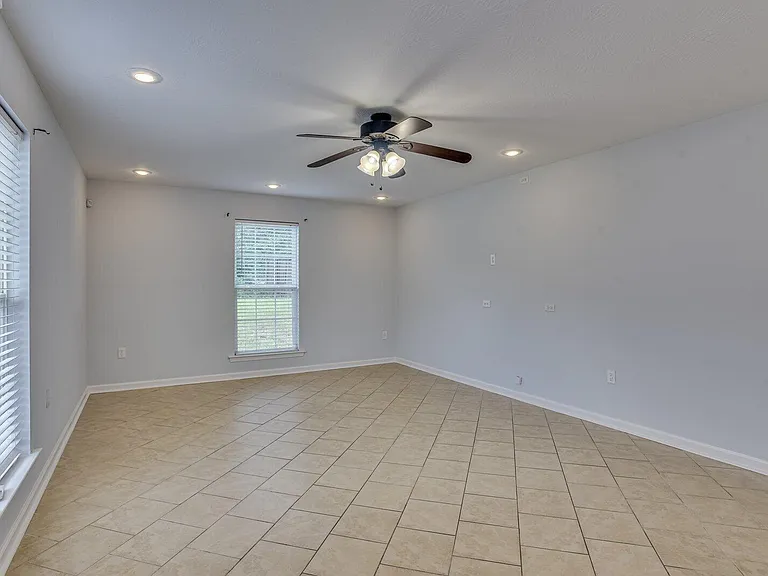 2211 Pleasant Dr — Photo 16