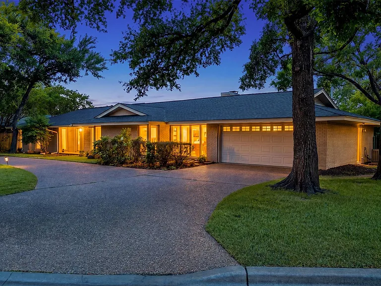 6808 Mesa Dr — Photo 1