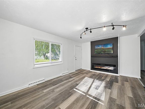3rd image of 1137 Scott Ave