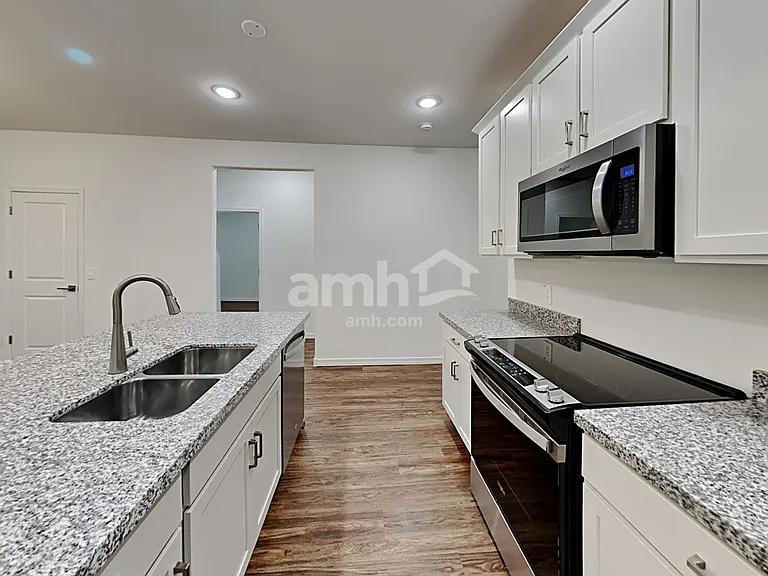 815 S 150th Dr — Photo 4