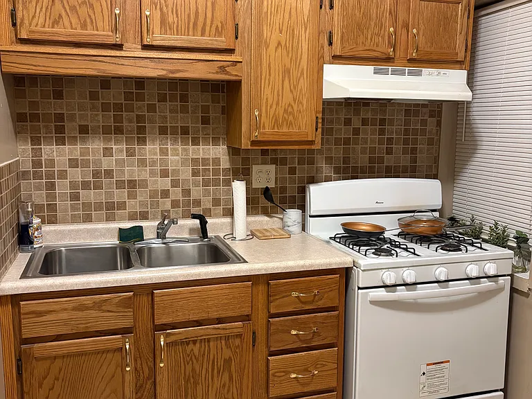 158 E Pine St — Photo 5
