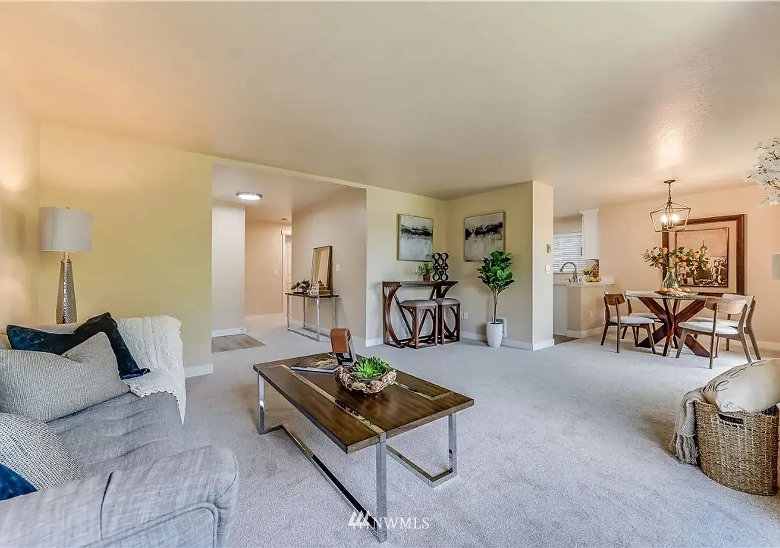 Bellevue - Spacious 2 Bedroom / 2 Bath Corner Condo Unit C1 **Pool and Gym — Photo 4