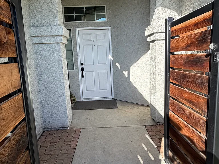 2315 Golden Ave — Photo 2
