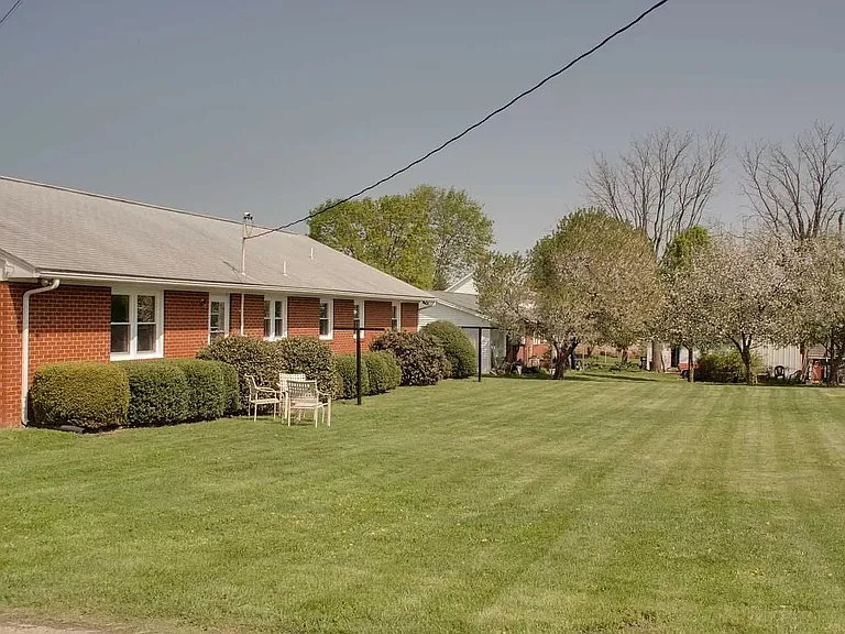 402 Lee Ave — Photo 3