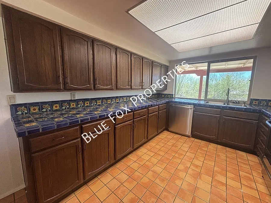 2 Bedroom, 2 Bathroom in the Santa Catalina Estates — Photo 4
