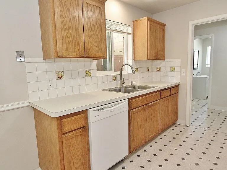 4011 W Greenbrier Dr — Photo 9
