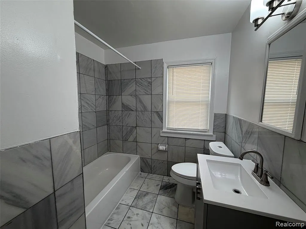 3 bed, 1.0 bath, 960 sqft, $1,300 — Photo 4