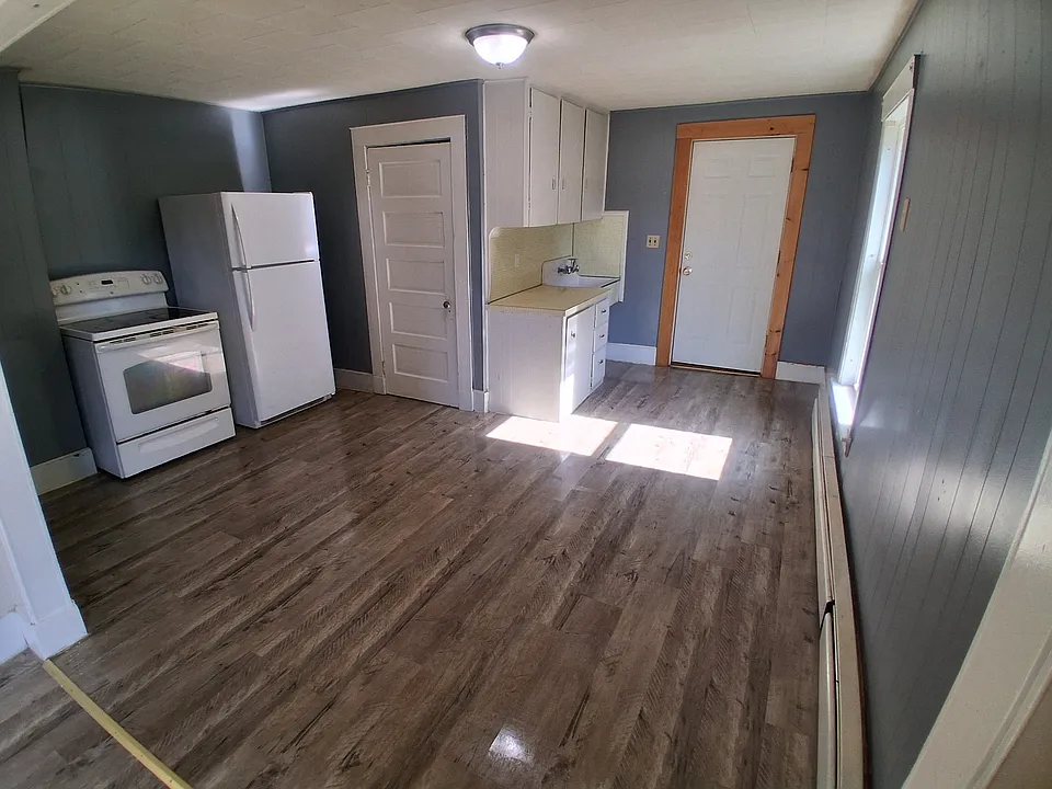 6 Dix Ave #2