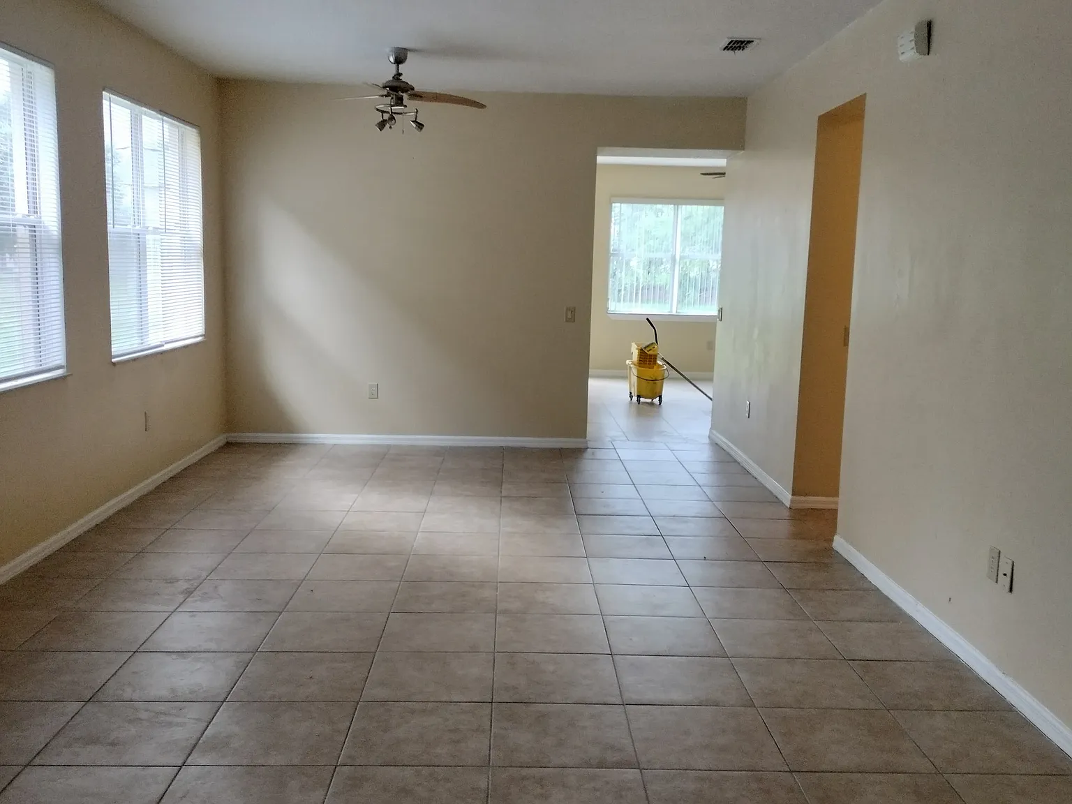 4 bed, 1960 sqft, $2,600 — Photo 3