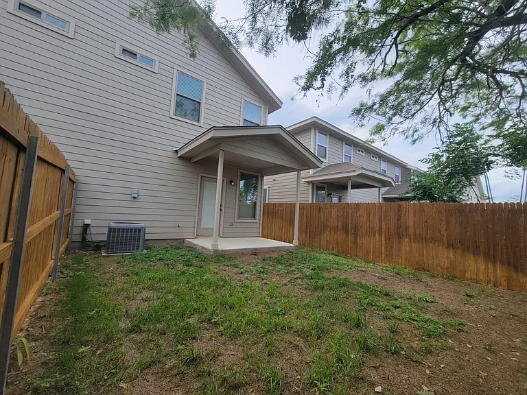 2318 Tulipwood Cv #101 — Photo 19