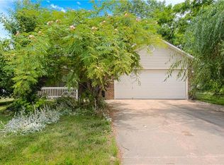 711 Meadowood Dr, Grain Valley, MO 64029