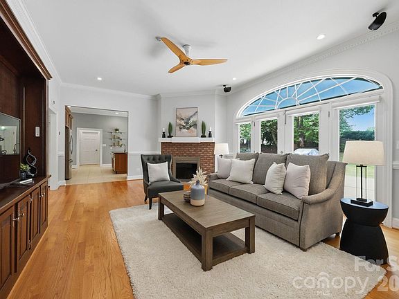 3rd image of 145 Baymount Dr