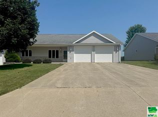 1252 7th Ave SE, Sioux Center, IA 51250