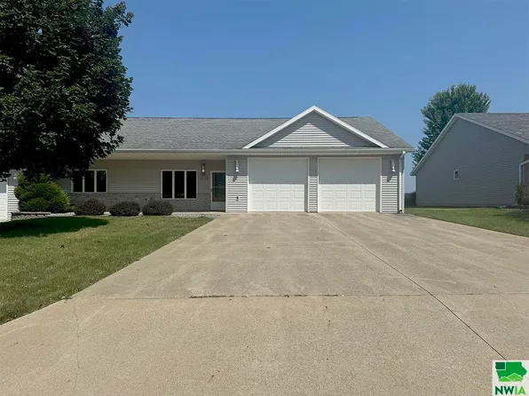 1252 7th Ave SE, Sioux Center, IA 51250