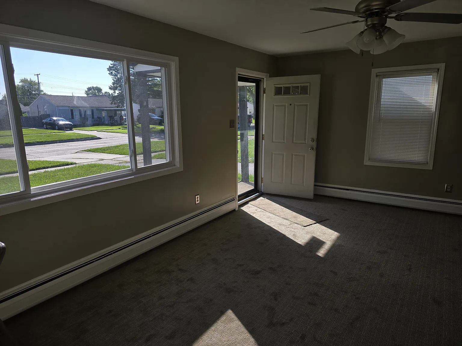 3 bed, 1000 sqft, $1,400 — Photo 2