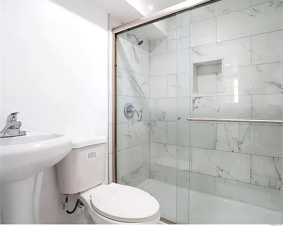 3 bed, 1024 sqft, $3,180 — Photo 3