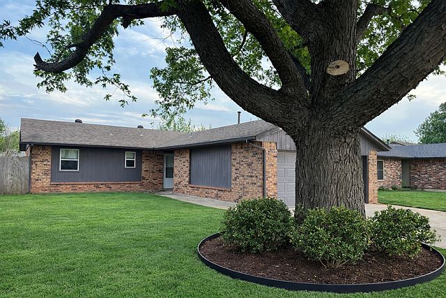 1st image of 922 W Ridgecrest Way