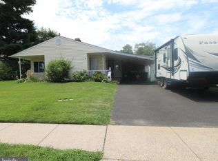 8 Stonybrook Dr #E, Levittown, PA 19055