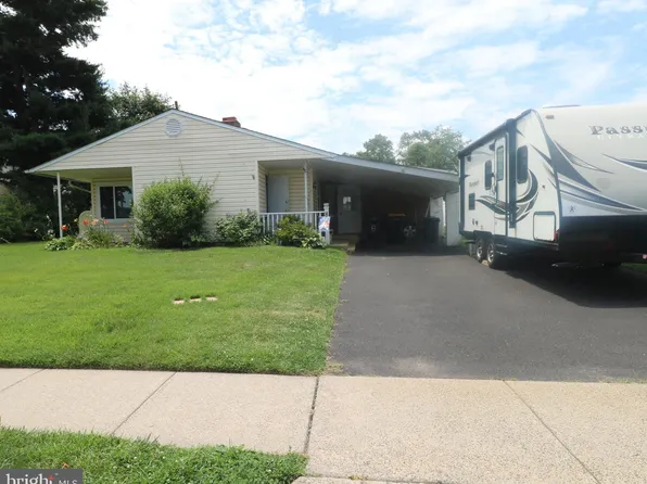 8 Stonybrook Dr #E, Levittown, PA 19055